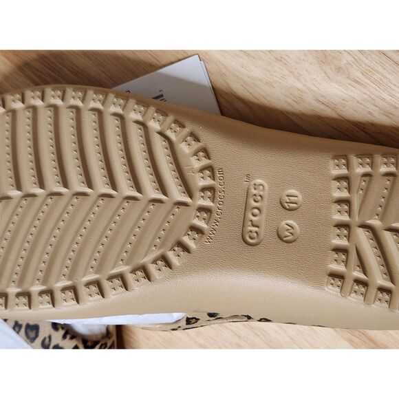 Crocs Kadee II Leopard Flip Flops – Women’s Size 11 – Lightweight Sandals - Picture 7 of 7